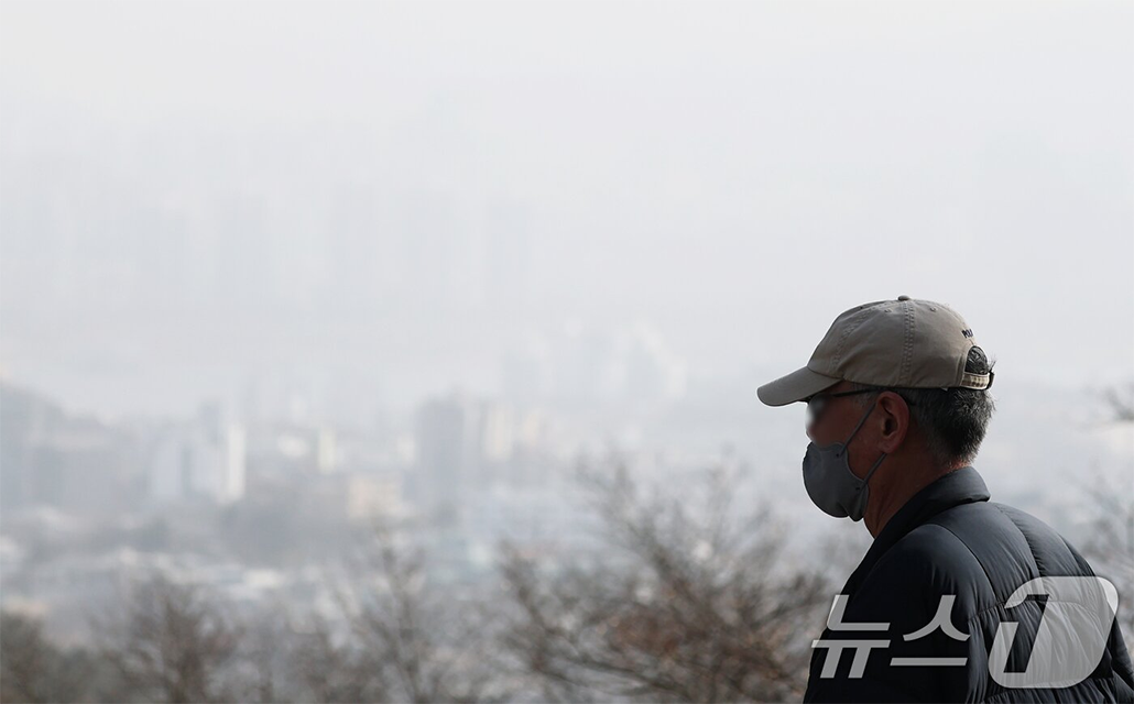 citizens Return to Wearing Masks on Commute Due to Fine Dust and Yellow Dust.